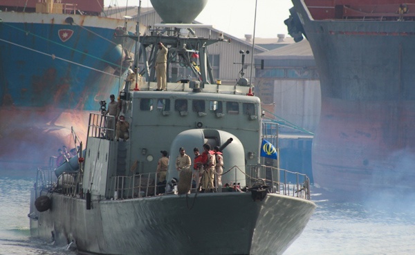 ارتش ناجی نفتکش ایرانی در مقابل حمله ۱۱۵ دزد دریایی