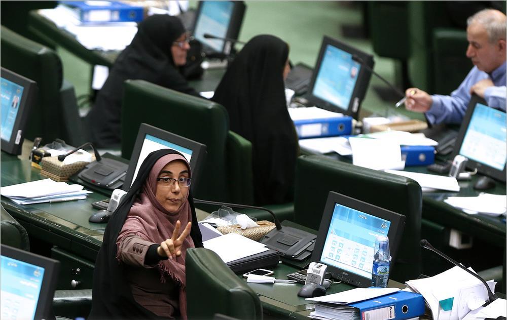 در حاشیه مجلس:علامت خانم الماسی وتلفن همراه آقای خدری+عکس