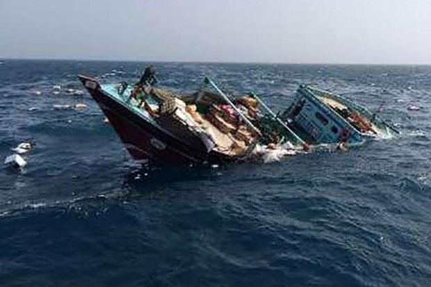 نجات سرنشینان شناور غرق شده گناوه‌ای در خلیج فارس