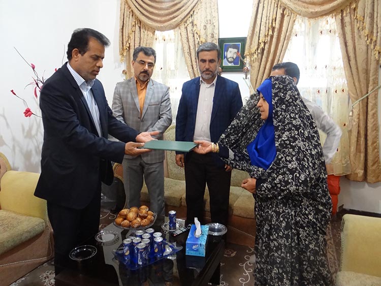 دیدار با خانواده های شهدای کارگر و عملیات اجرایی پروژه عمران شهری با حضور فرماندار دشتی+عکس