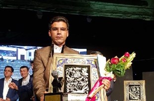 یک بوشهری موفق به دریافت میکروفن طلایی مجری برتر کشور شد+عکس