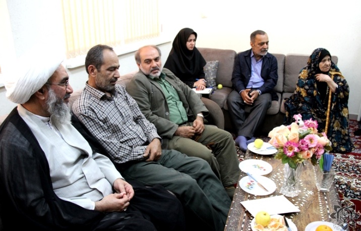 دیدار آیت الله صفایی بوشهری با خانواده شهید و جانباز