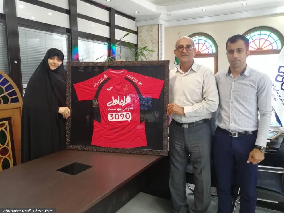 اهدای پیراهن قهرمانی پرسپولیس به بانوی بوشهری+عکس