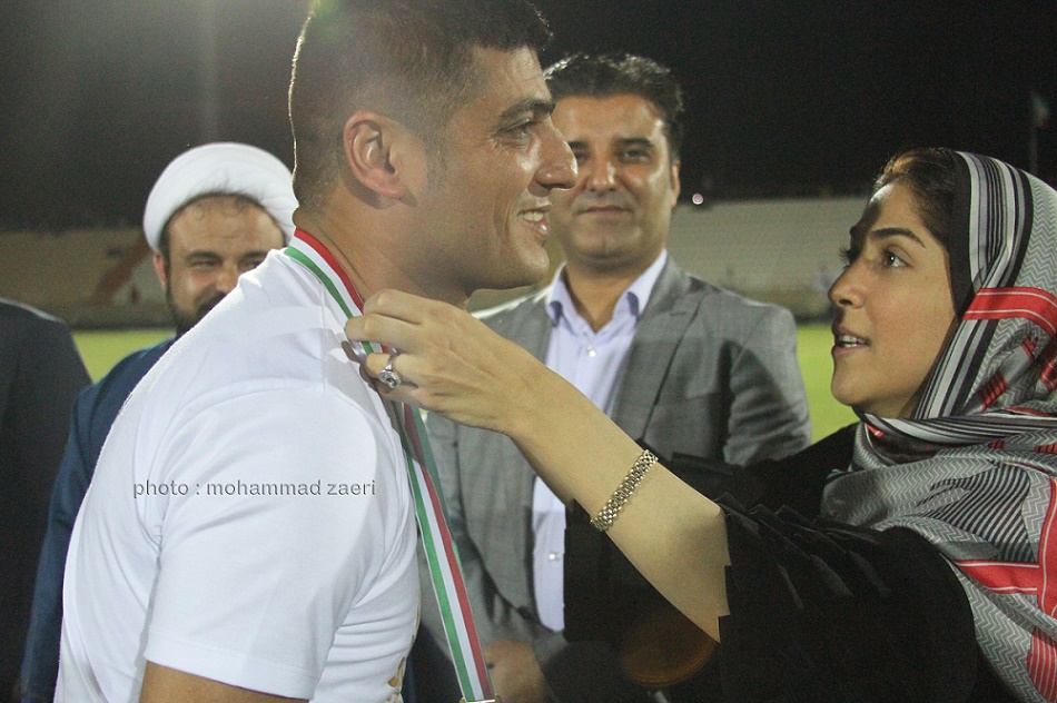 مدال همسر بر گردن کاپیتان بوشهری در آخرین فوتبال رسمی+عکس