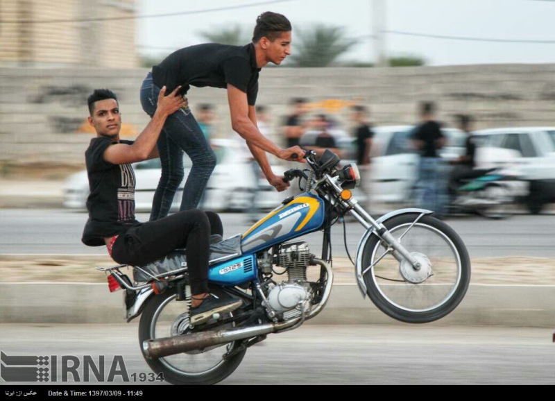 حرکات نمایشی موتور سواران در خیابان های شهر بوشهر+عکس