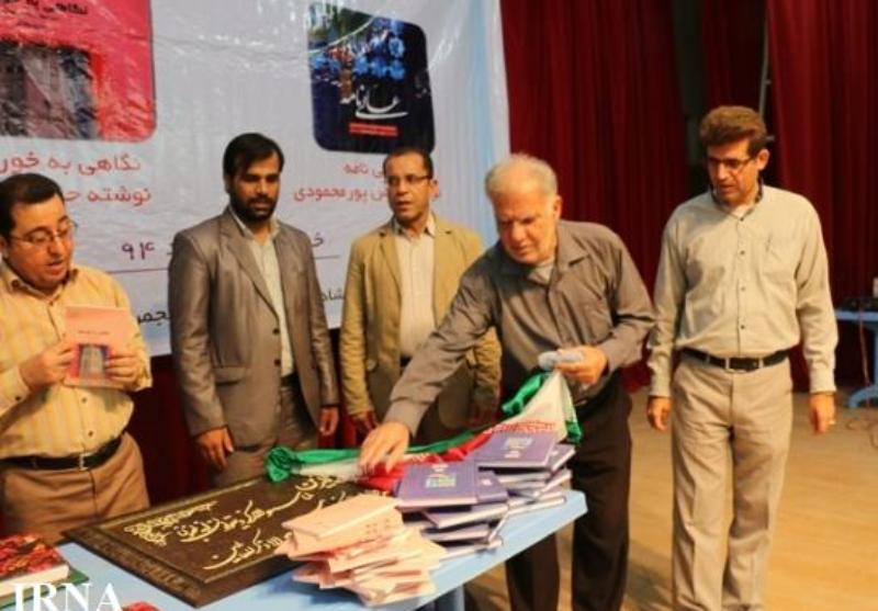 کتاب رد پای عابر در خورموج رونمایی شد+عکس