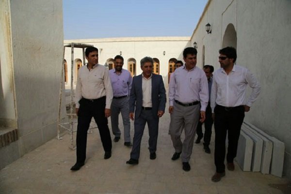 مرمت قلعه تاریخی کلات(اهرم) تا هفته دولت به پایان می‌رسد