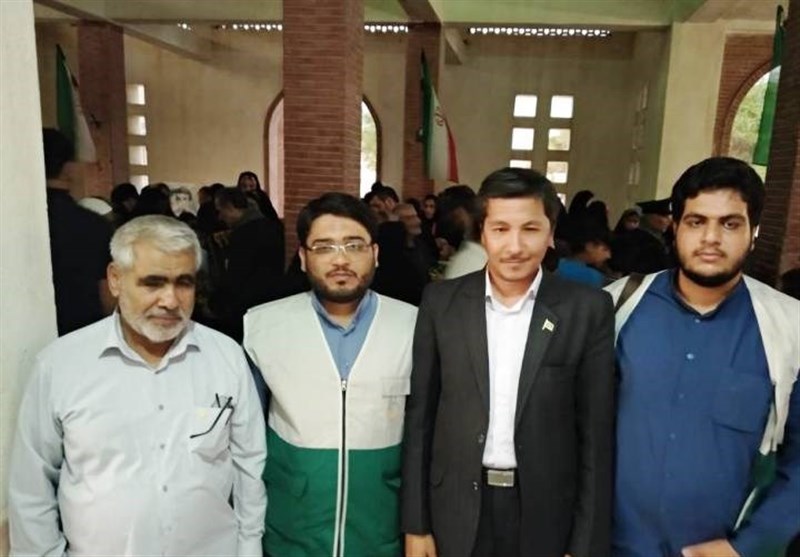 مدال آستان قدس رضوی بر سینه برادر شهید مهدوی