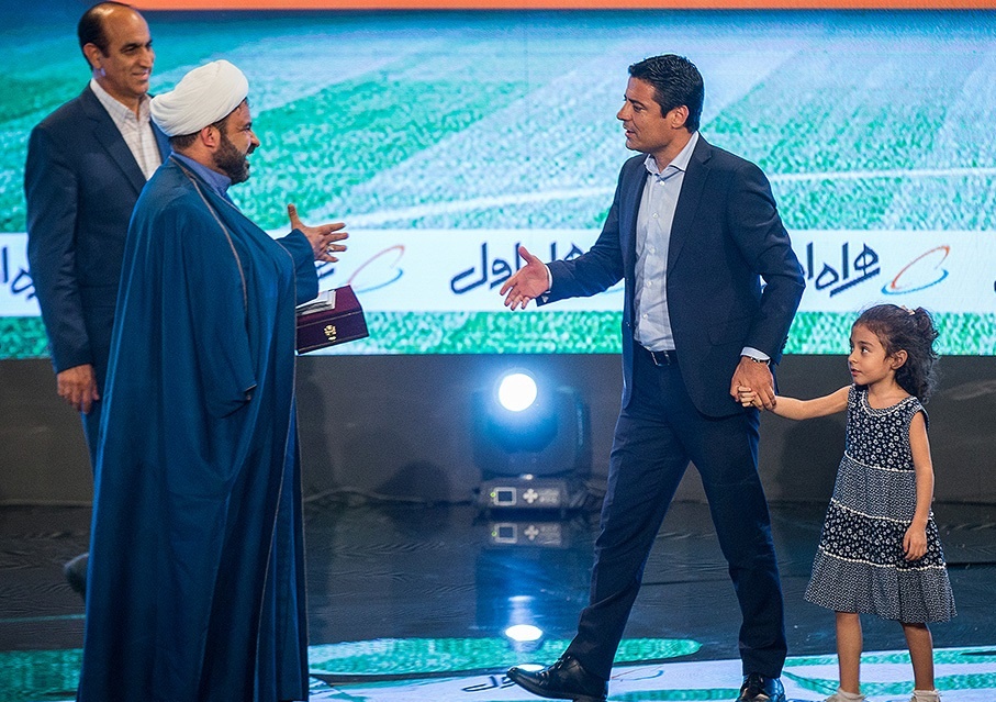 شیخ علاقه مند به فوتبال در آغوش فغانی+عکس