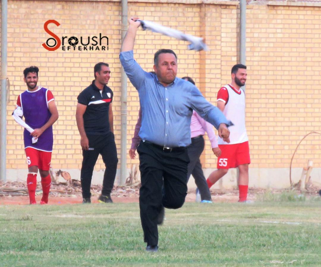 رقصی سرمربی پرسپولیس گناوه در وسط زمین+عکس