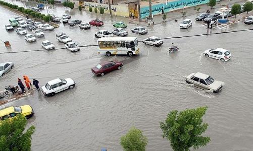 بارش ۹۴ میلیمتر باران، باعث آبگرفتگی خیابان‌های برازجان شد