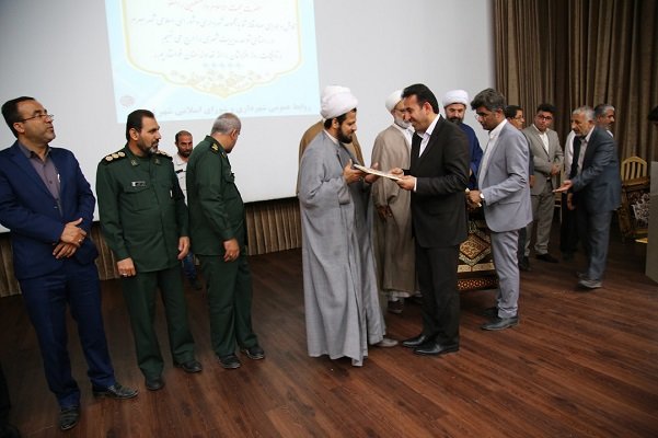تجلیل از خدمات ۱۰ ساله امام جمعه اهرم +عکس