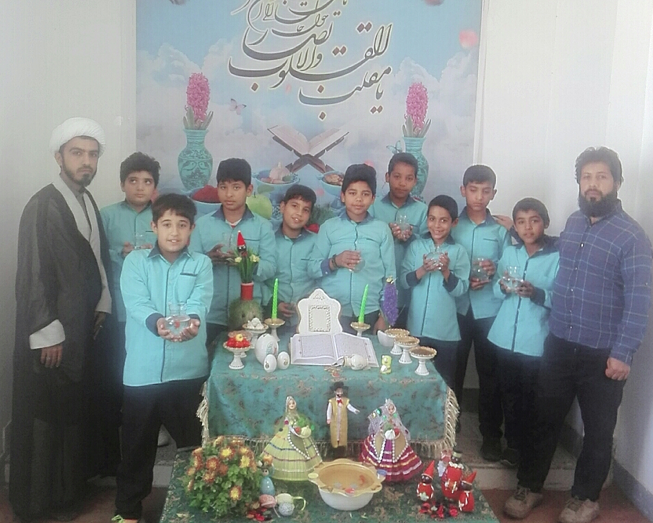 اهداء ماهی عید به دانش آموزان در شهر چغادک+تصویر