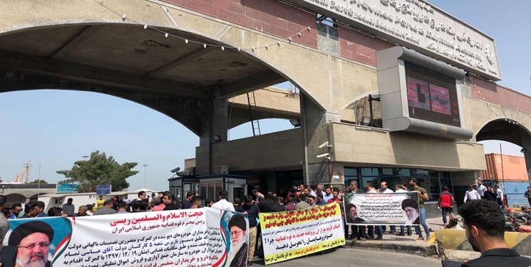 تجمع به دلیل ترخیص نشدن خودروهای وارداتی در بوشهر/ گمرک: مجری تصمیمات مسئولان هستیم