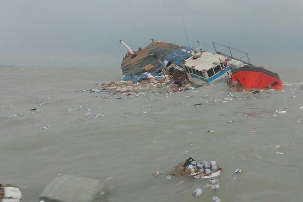 یک فروند شناور در آبهای عسلویه غرق شد/ ۳ نفر سرنشین نجات یافتند