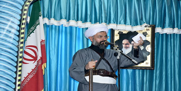 امام جمعه دلوار با لباس و تفنگ رئیسعلی دلواری در نماز جمعه حاضر شد