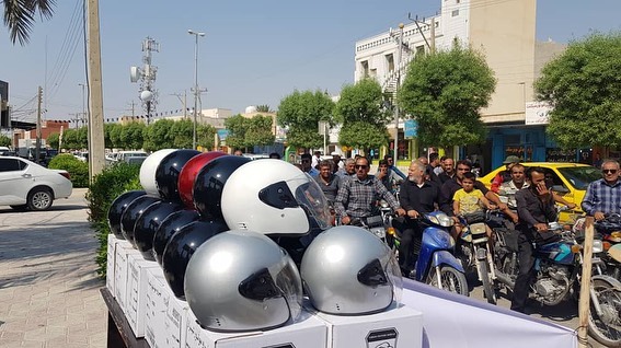 اهدا کلاه ایمنی رایگان به موتورسواران در شهر اهرم+عکس