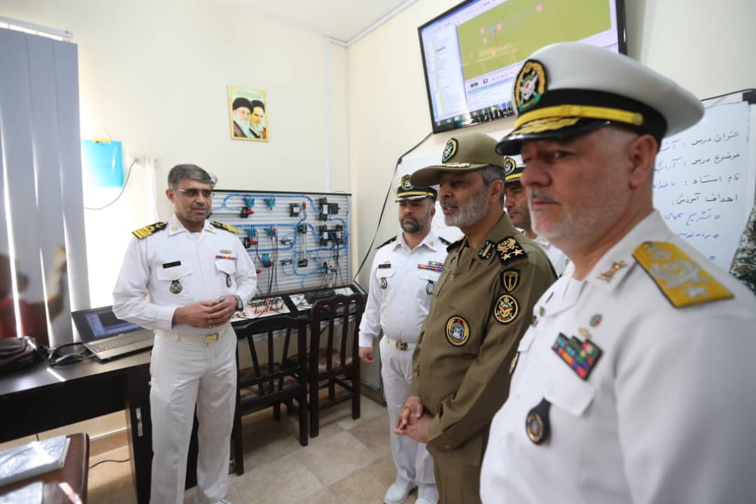 بازدید فرمانده کل ارتش از پایگاه دریایی بوشهر+تصویر