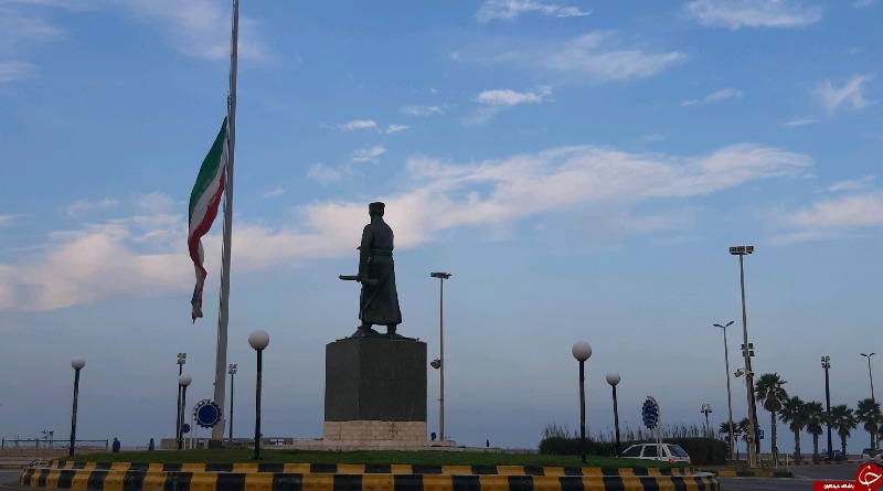 نیمه برافراشته شدن پرچم ایران در ساحل بوشهر+عکس