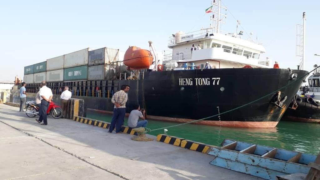 کشتی چینی پس از گذارندن دوره کمون بیماری کرونا در بندر دیر پهلو گرفت