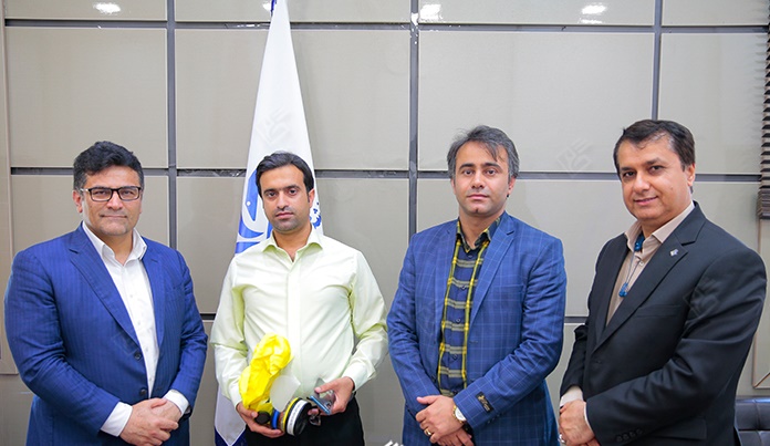 اهداء ۵۰ ماسک دو میلیون تومانی توسط خیر گناوه ای+عکس