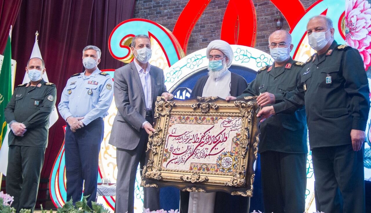 تصاویری از تجلیل از مسئولان برگزاری کنگره سرداران و ۲۰۰۰ شهید استان