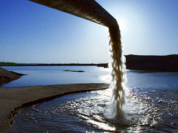 شکایت محیط زیست بوشهر از یک شرکت نفتی به دلیل آلودگی دریا