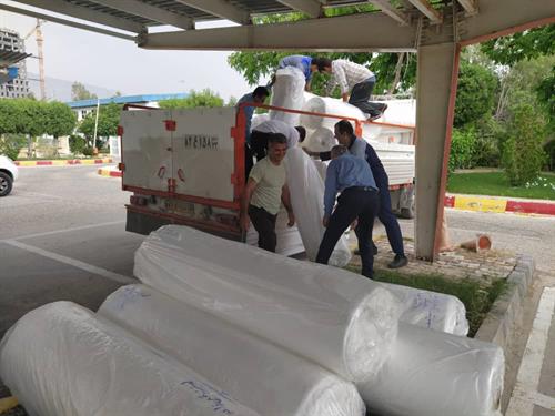 اهدا۲۰ هزار متر پارچه لباس گان به علوم پزشکی بوشهر+عکس