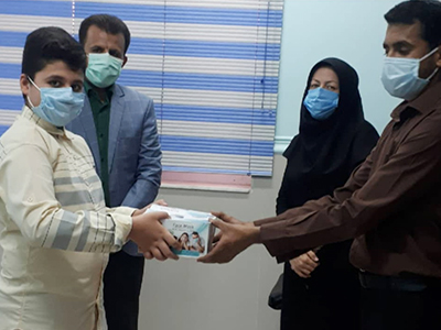 دانش‌آموز خورموجی پس‌انداز قلک خود را به مدافعان سلامت اهدا کرد