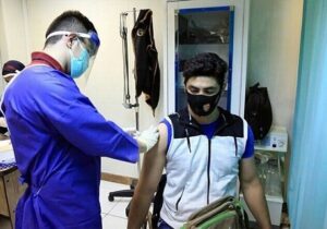 دانش‌آموزان بوشهری واکسن کرونا می‌زنند