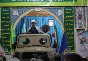 ایراد خطبه‌های نماز جمعه خورموج روی لندکروز جنگی+عکس