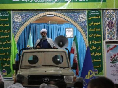 ایراد خطبه‌های نماز جمعه خورموج روی لندکروز جنگی+عکس