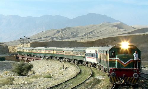 ساخت راه‌آهن بوشهر سه ساله به پایان می‌رسد