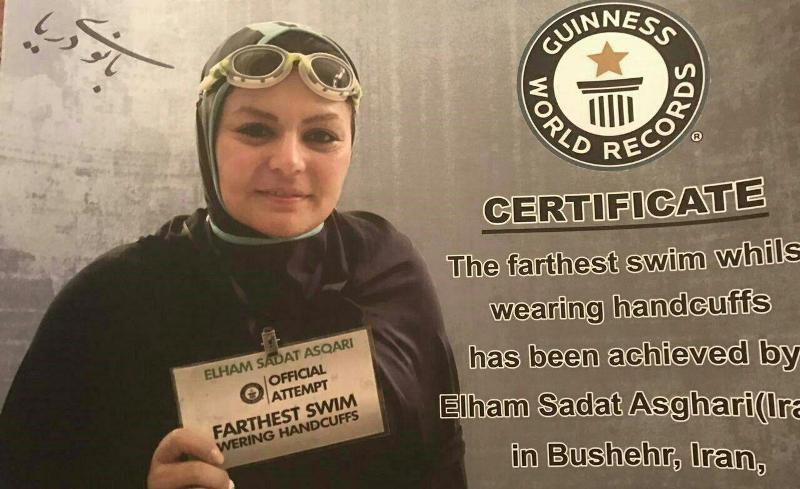 بانوی محجبه ای که با دستان بسته رکورد شنا در دنیا  را به نام خود ثبت کرد+عکس