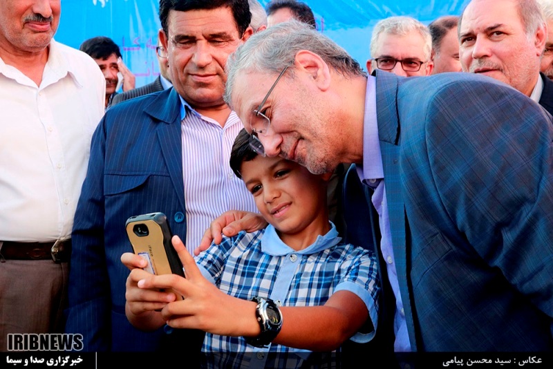 گرفتن سلفی و افتتاح پروژه توسط چند پسر بچه با وزیر+تصویر