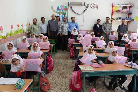 اهدا ۴۰۰بسته فرهنگی زیست محیطی به دانش آموزان بردخونی