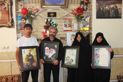 دوچرخه دشتستانی با خانواده شهید حججی دیدار کرد+عکس