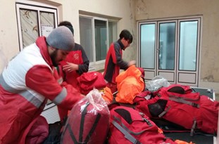 استقرار پایگاه‌های جمع‌آوری کمک‌های مردمی به زلزله‌زدگان در شهرستان دشتی و جم