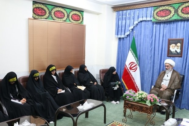 جهان استکبار به دنبال ایجاد تفکر غرب گرایی در بانوان است