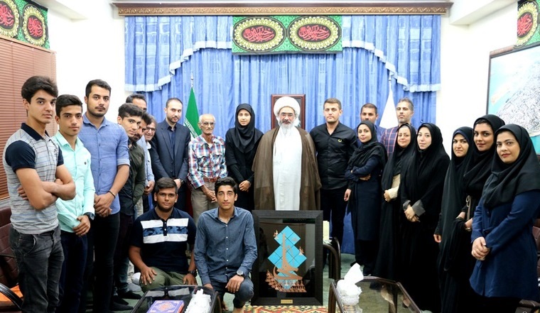 دختر ورزشکار بوشهری مدال جهانی خود را به امام جمعه بوشهر اهدا نمود + تصویر