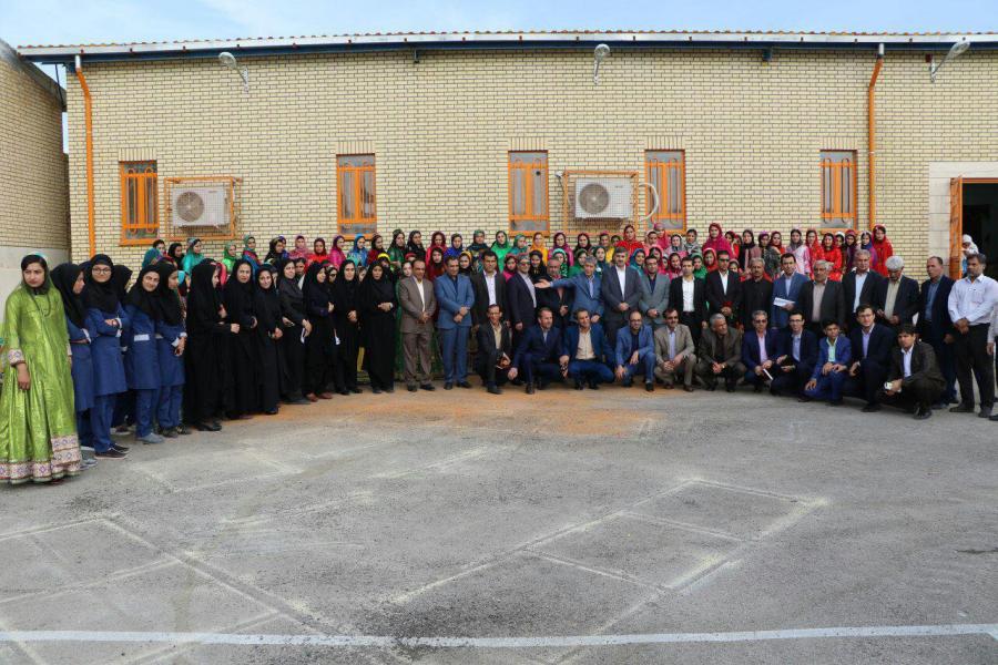 حضور دانش آموزان با لباس متفاوت در مدرسه+عکس