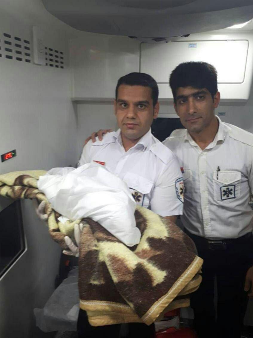 تولد نوزاد عجول درخودرو توسط پرسنل اورژانس ۱۱۵درچغادک+عکس