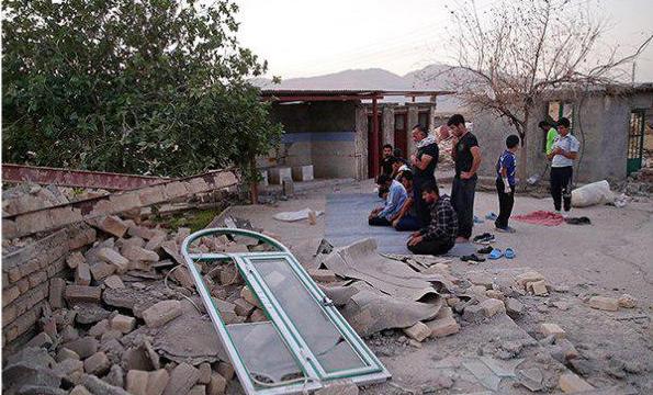 کمک ۳۰۰ میلیون ریالی یکی کارکنان نیروی انتظامی استان به زلزله زدگان+عکس