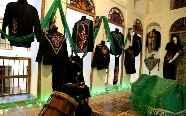 نمایشگاه «تن‌پوش‌های عاشورایی» در بوشهر برپا شد+عکس