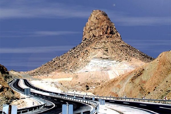 جابجایی مستمر کوه در مسیر سیراف – جم مشکل‌آفرین شد