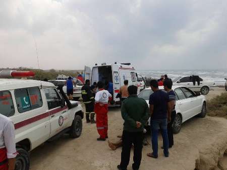 نجات جان چهار گردشگر در آبهای ساحلی گناوه+عکس