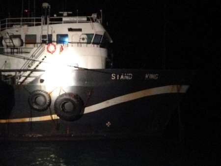 پاکسازی آلودگی ناشی از شناور به گل نشسته در ساحل بوشهر +عکس