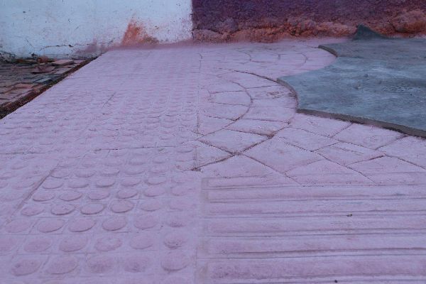 برای نخستین بار در خارگ عملیات زیرسازی و سنگ فرش با متد جدید+تصویر