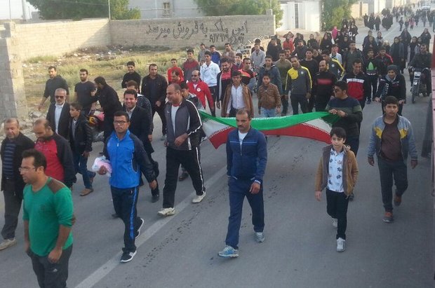 به مناسبت هفته وحدت؛ پیاده‌روی بزرگ خانوادگی در آب‌پخش برگزار شد+عکس