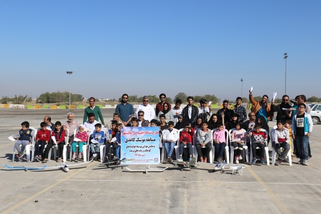 مسابقه موشک کاغذی و نمایش هوایی هواپیماهای کوچک در عالی شهر برگزار شد+عکس